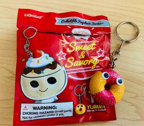 Kidrobot Yummy World Sweet & Savory Keychains Penelope Peach Ring Figure NEW