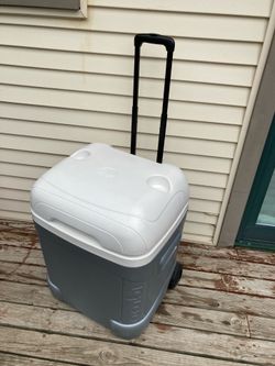 Igloo rolling Cooler / see all pictures posted /pickup in Lake Zurich