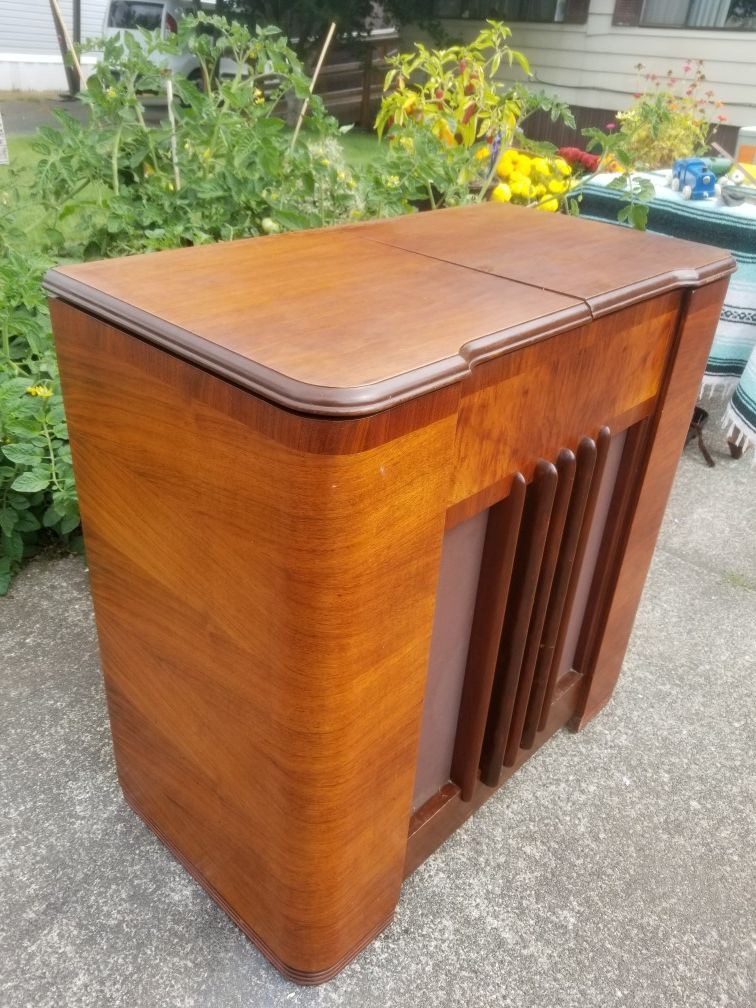 Antique Radio Phonograph