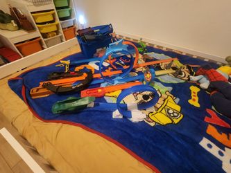 Hot wheels race tracks and accessories