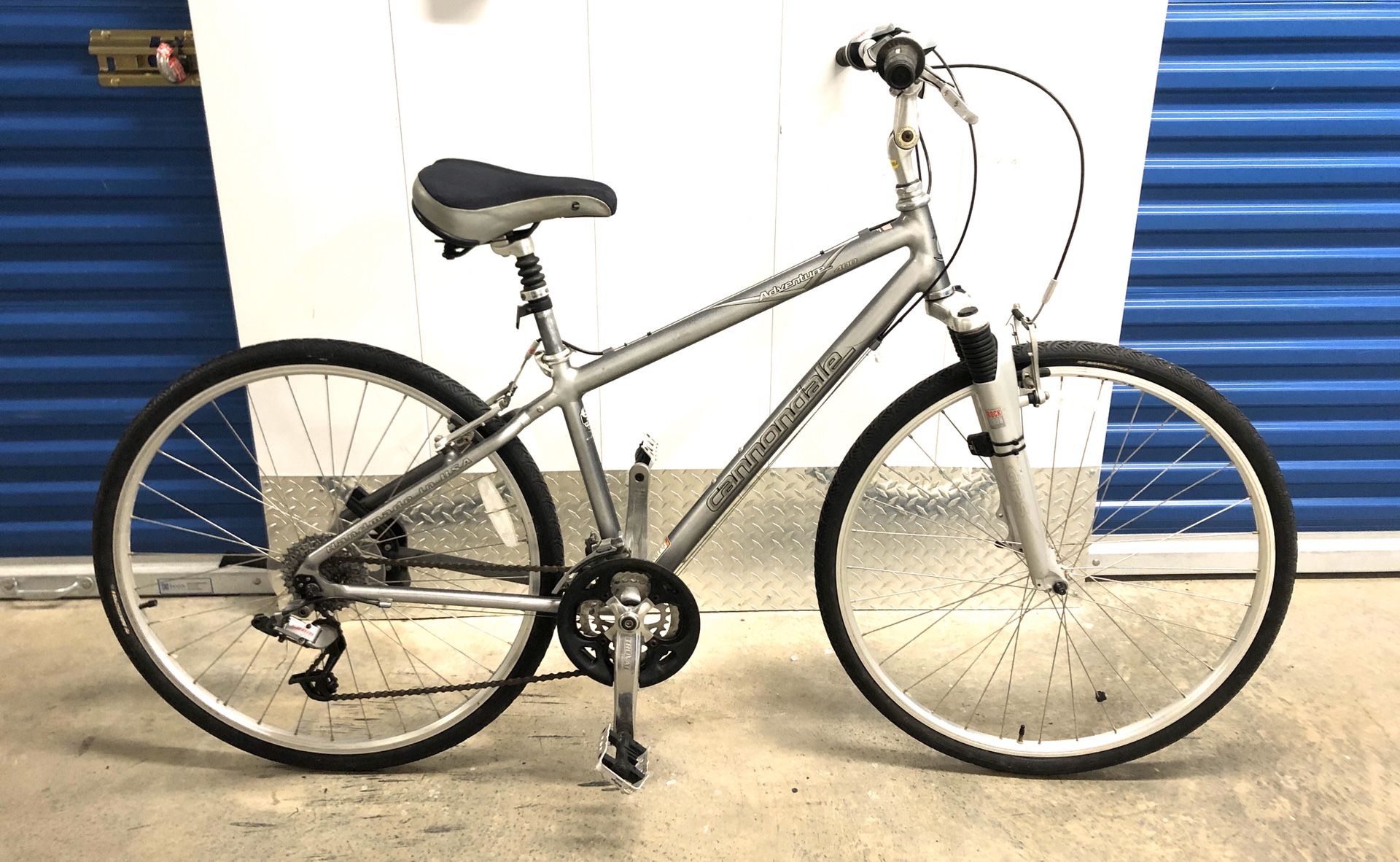 2005 CANNONDALE ADVENTURE 400 24-SPEED HYBRID BIKE. LIKE NEW!