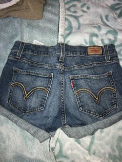 Levi shorts fit size small