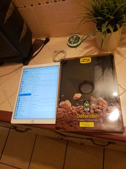 2017 2nd Edition Gold Edition 128GB No Cracks No Locked . IPAD Pro  12.9 Big Ipad With Apple pencil pro & charger. $340 no pencil $240! All works 100%
