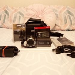 Cannon Camcorder With Accessories 