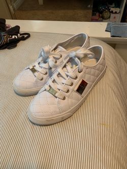 Girl’s tennis shoes