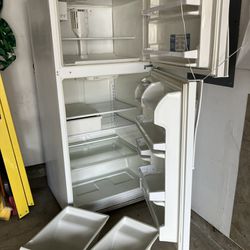 Refrigerator icemaker