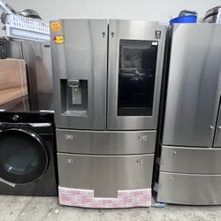 NEW SAMSUNG FAMILY HUB REFRIGERATOR