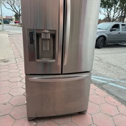 L.G. REFRIGERATOR WORKS GREAT 