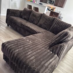 Like New Chocolate Brown Sectional Sofa Couch (DELIVERY AVAILABLE )
