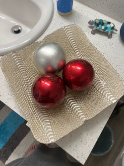 Decorative tray with balls