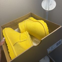 Yellow UGG Classic Ultra Mini boots Size US 6 #shearling #winter