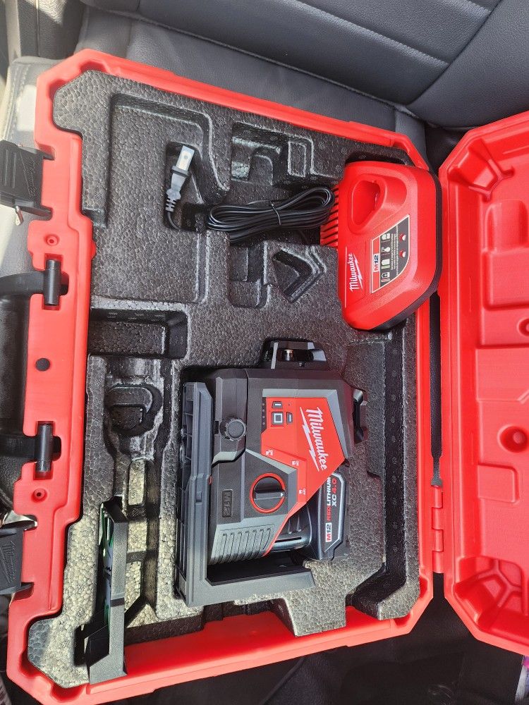 Millwake 360 Green 3 Plane Laser With 4.0 Baterie And Charger With Hard Case $500
