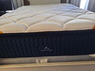 DreamCloud Premier Queen Mattress – Excellent Condition