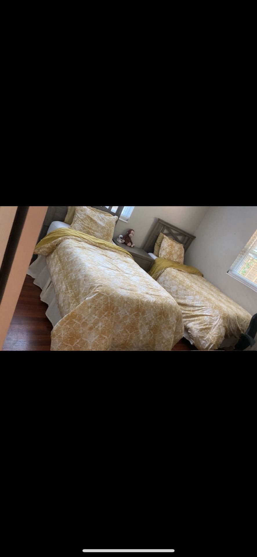 Two twin beds with mattresses/2 Camas Individuales Con Colchon