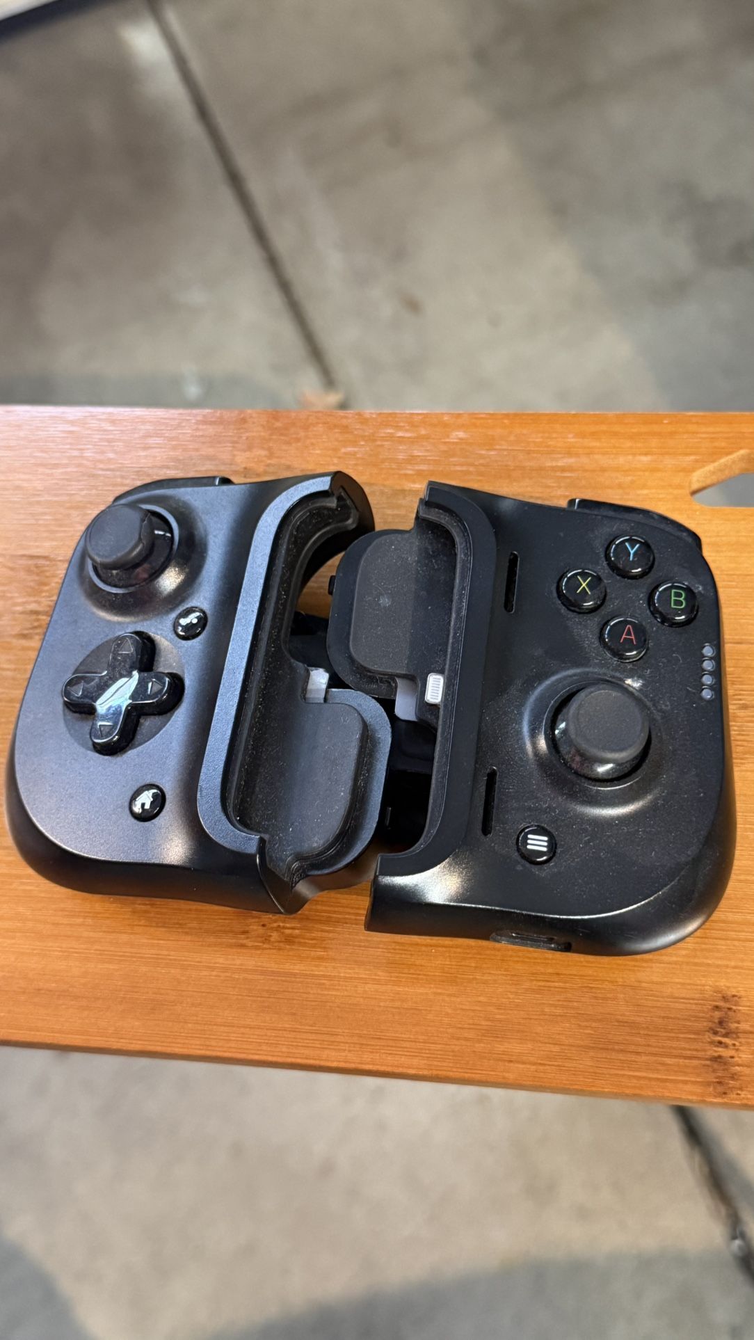 Razer Kishi Mobile Game Controller/Gamepad for iPhone iOS: Works with most iPhones – X, 11, 12, 13, 13 Max - Apple Arcade, Amazon Luna, Google Stadia 