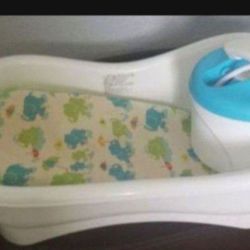 Newborn to toddler motorized baby bathtub