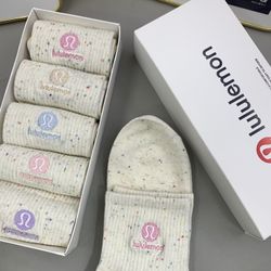 Lululemon spring and summer new dot yarn embroidered medium socks, a box of 5 pairs