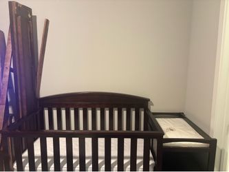 Wooden Crib w/ double drawers