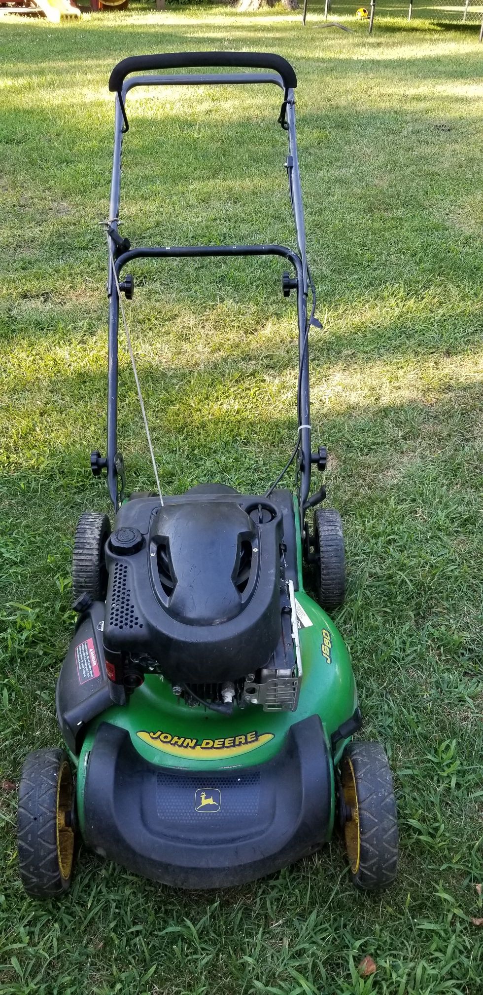 John deere lawnmower lawn mower 6.75hp Briggs &Stratton engine push mower no bag but has the attachment, in Good working condition with fresh oil