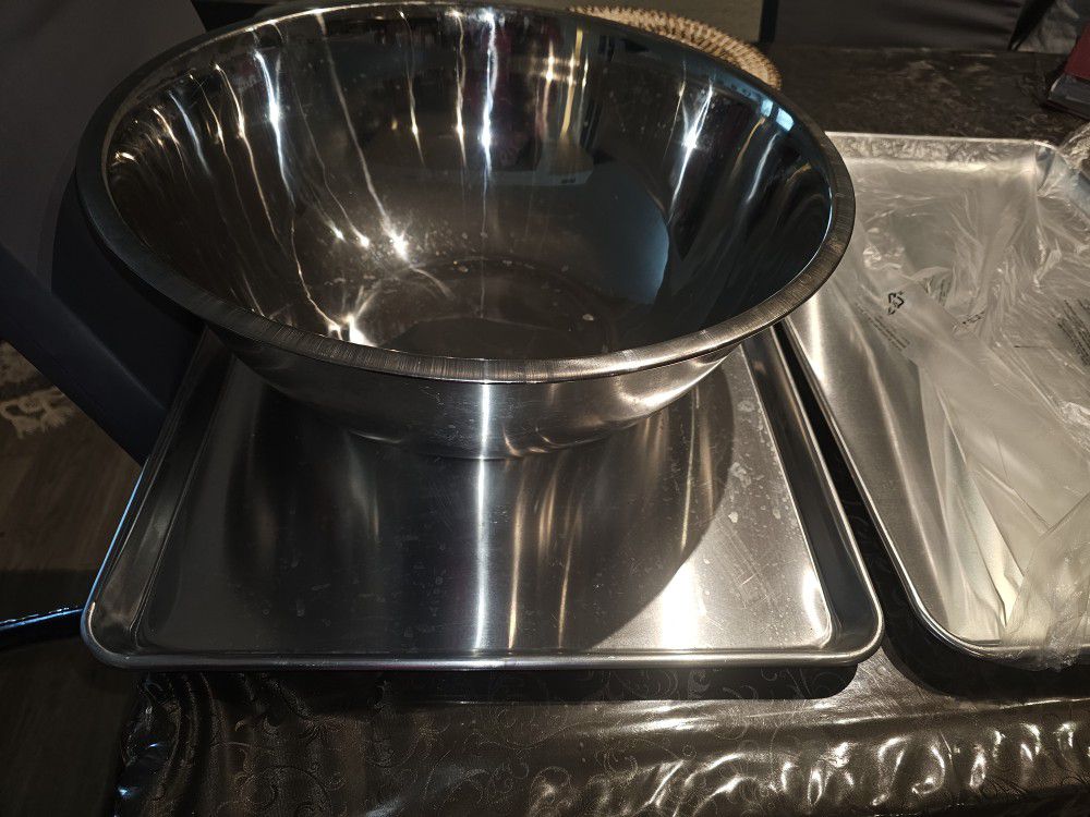 2 big aluminum pans and 1 big steel bowl