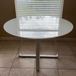 Round Dining Table – 47.5” Diameter, 29.5” Tall 