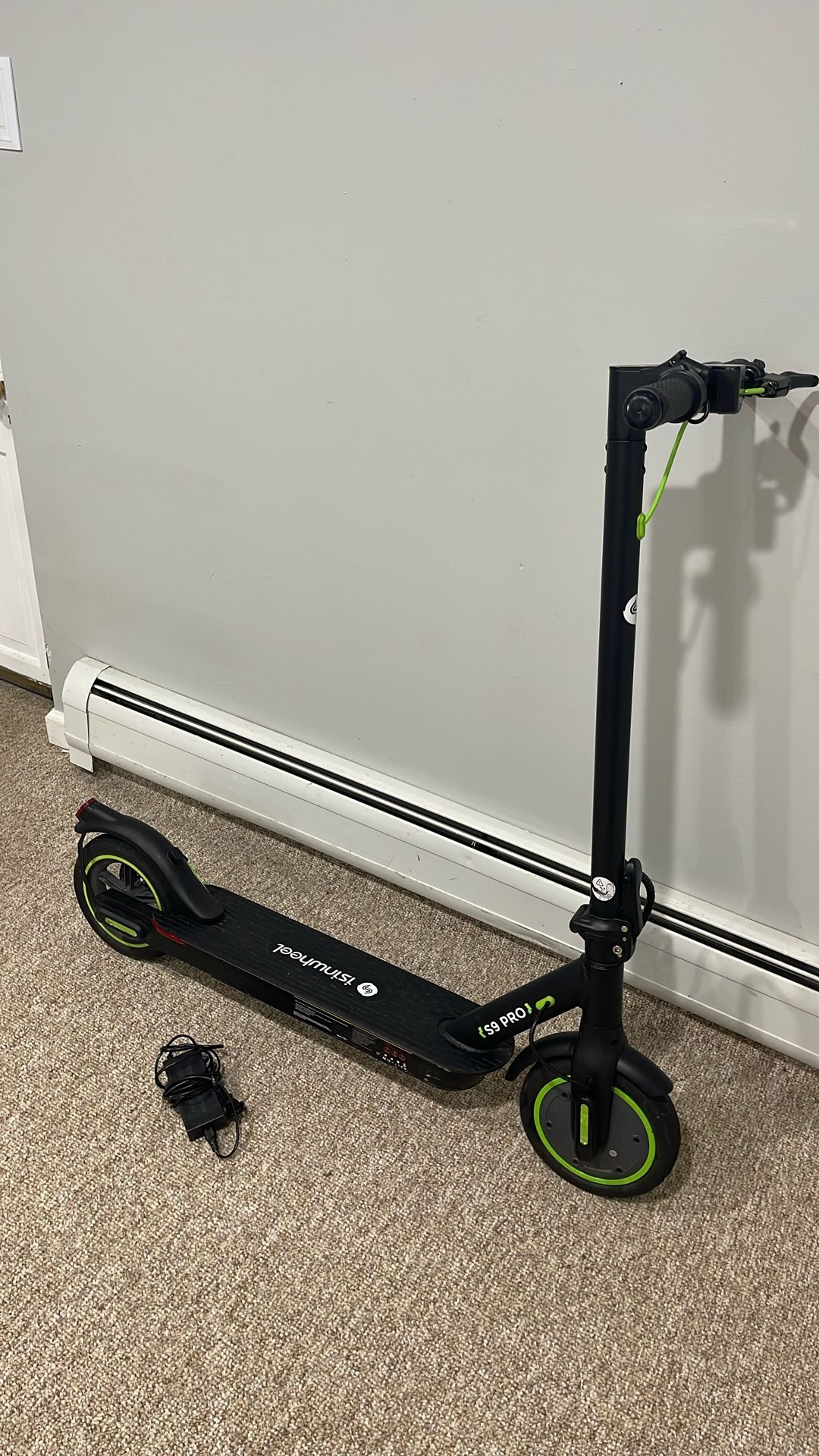 Isinwheel Electric Scooter Excellent Condition. 19 MPH With Turn Signals