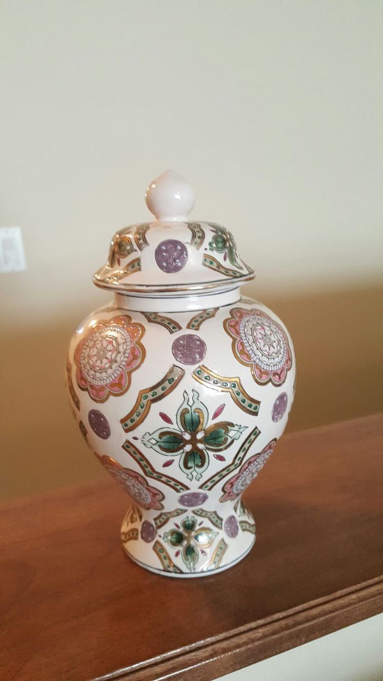 Beautiful Vintage Hand Painted Classic Traditions JC Penny Chinese Porcelain Lidded Vase