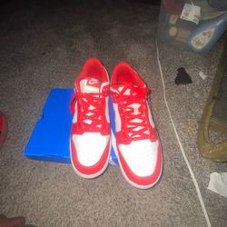 Red nd white trophy room dunks ￼