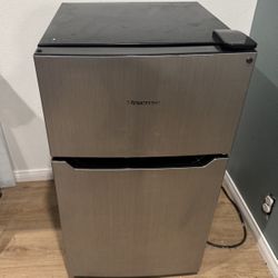 Mini Fridge With Freezer 