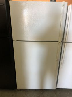 22 Cubic Foot Refrigerator W/Ice Maker