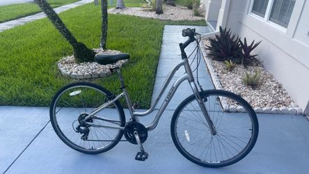 Trek Verve low step through bike 700, hybrid bicycle 21 speed Medium