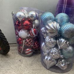 Tree Ornaments/Esferas De navidad 