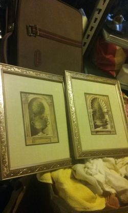 2 matching pictures