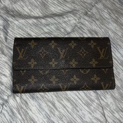 Louis Vuitton Women’s Wallet – Authentic
