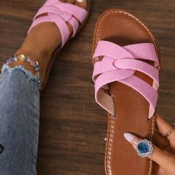 A beautiful size 9 sandal with a pink band to welcome summer with style.
