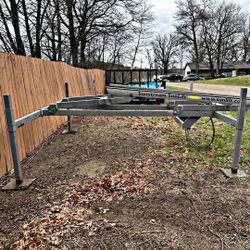 SUNSTREAM Hydraulic Boat Lift W/2 Remotes! In EXCELLENT Condition! SERIOUS OFFERS ACCEPTED.