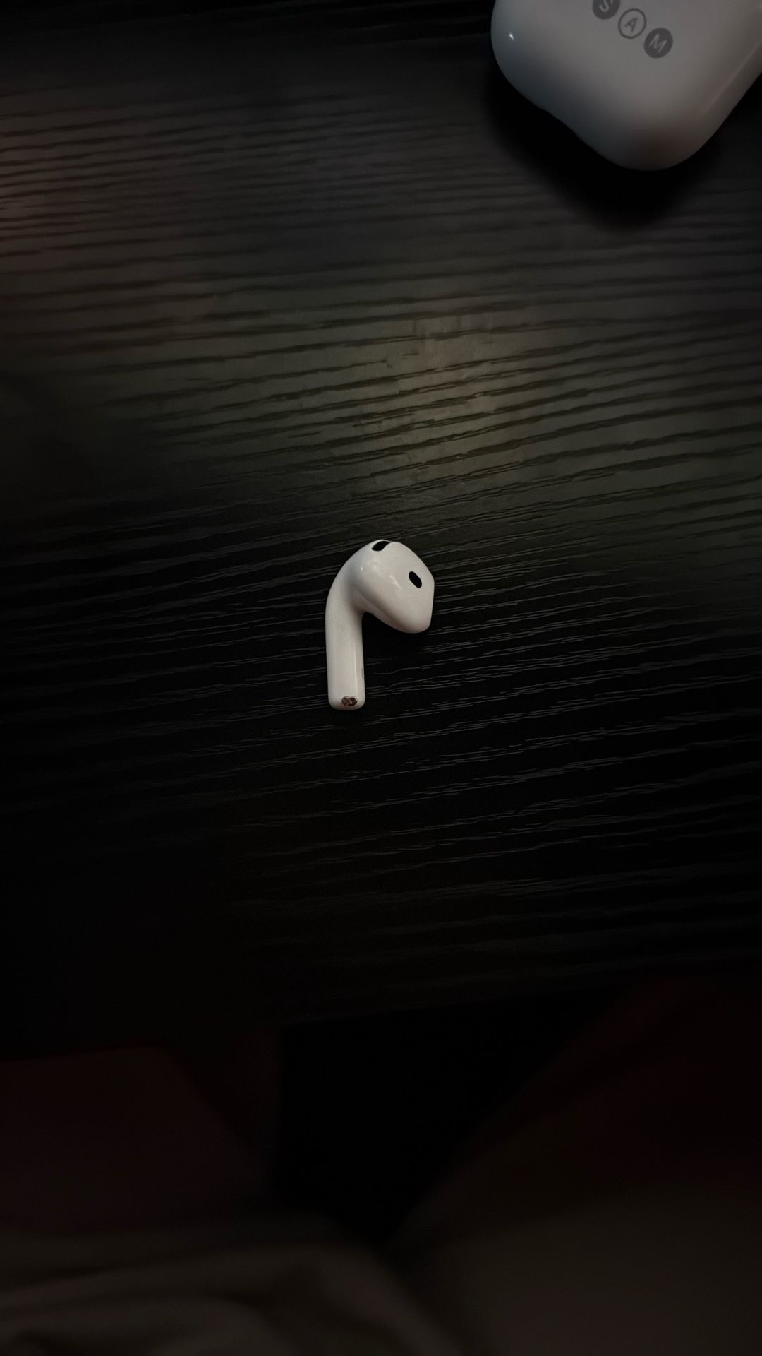 Left AirPod 4 Noise Canceling