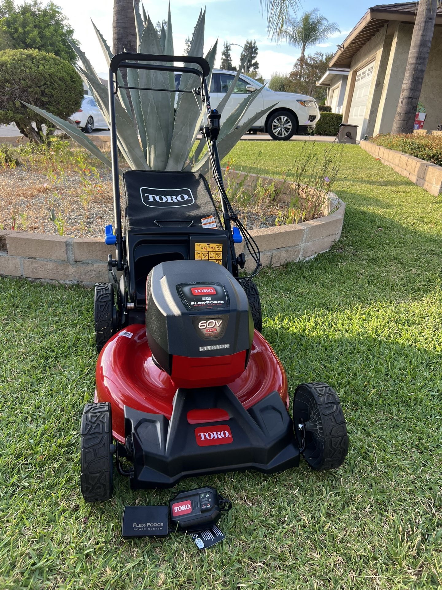 Toro Recycler 21 in. 60 V Battery Self-Propelled Lawn Mower Kit (Battery & Charger) In New Condition