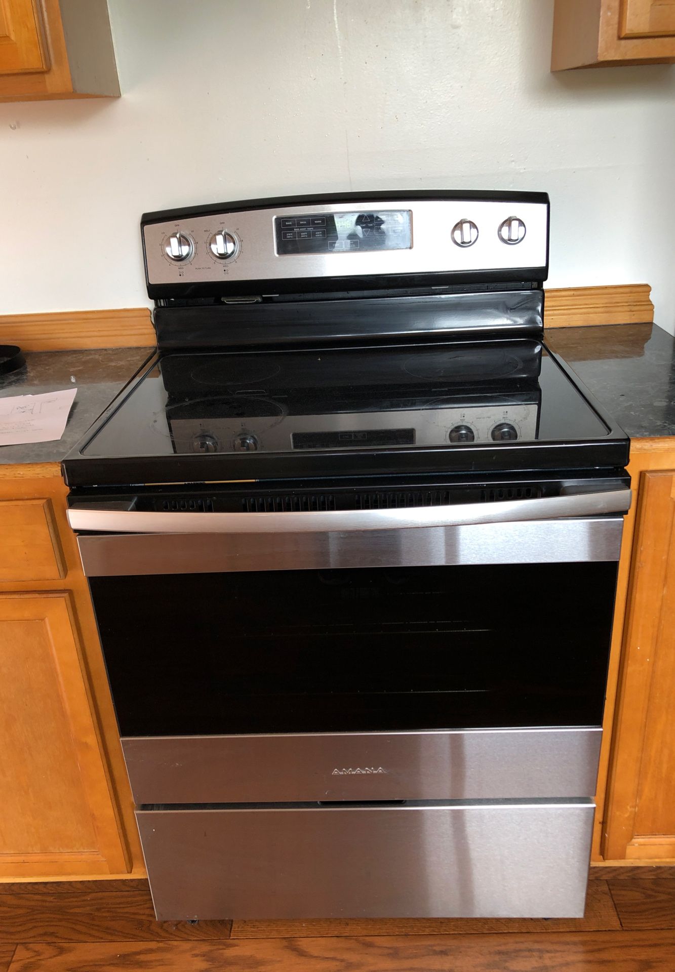 Amana glass top stove oven 30” for Sale in Tukwila, WA OfferUp