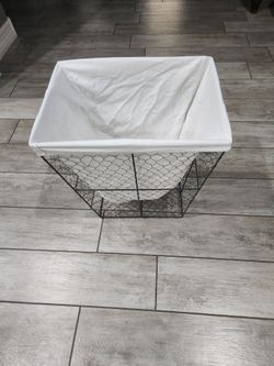 Laundry basket with liner