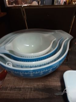 Pyrex Snowflake Garland Cinderella Mixing bowl set of 4- Located In Shelton