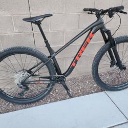 2023 M/L Trek Roscoe 8 Hardtail Mountain Bike