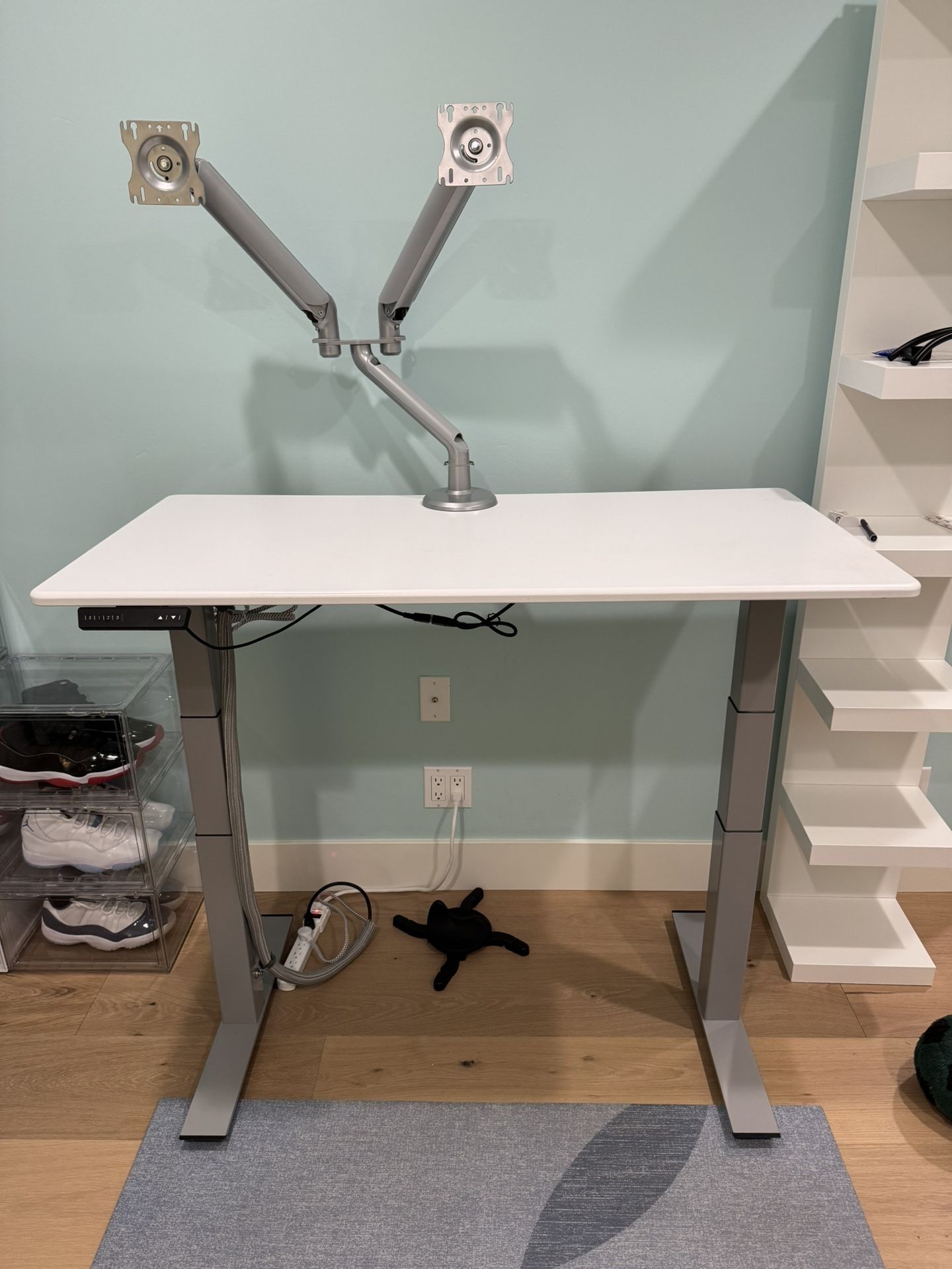 Motorized standing desk