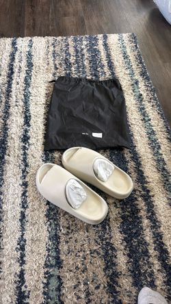 Yeezy slides (Size 9)