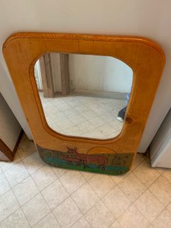 Mirror and wall plaques.