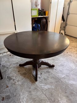 Table and 4 chairs with leaf