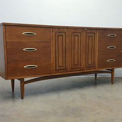 Broyhill Sculptra Mid Century 9 Drawer Walnut Lowboy Dresser