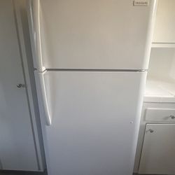 Frigidaire 18.3-cu ft Top-Freezer Refrigerator ( White )