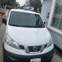 Mini van Nissan 2019 título limpio