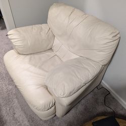 Selling Leather Couch - $40 , willing to Deliver